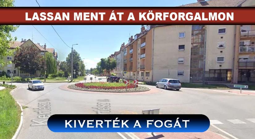 Lassan ment át egy körforgalmon. Az áldozatnak két foga kiesett, úgy megütötték