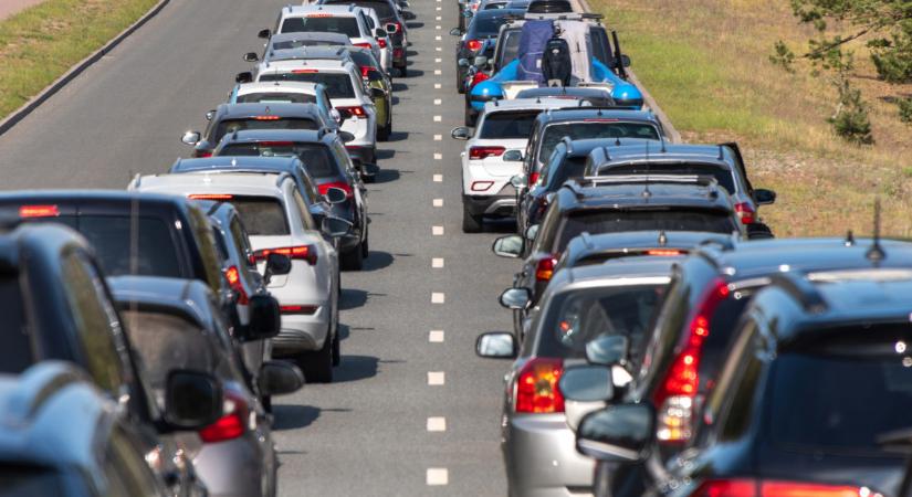 Busz és kamion csattant egymásnak a 86-os főúton: lezárták a főutat