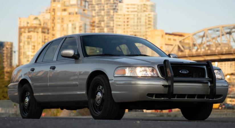 Tökéletes ez a nyugdíjas Ford Crown Victoria rendőrautó