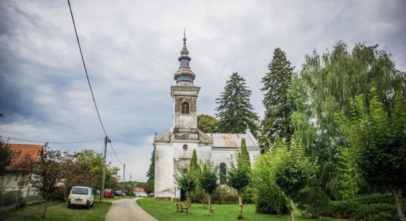 Összefogással mentenék meg a templomukat a kisbajomiak