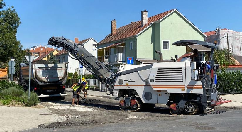 Aszfaltozás a zalaegerszegi Vizslaparki utcában