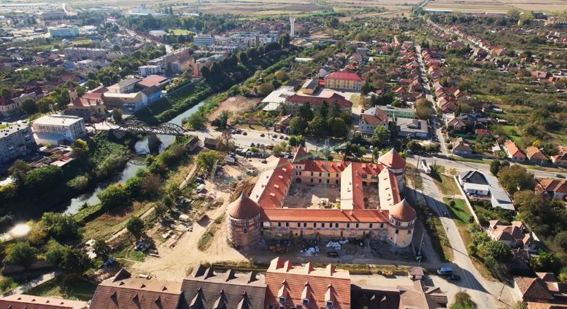 Borosjenő várkastélyának újabb részeit restaurálják