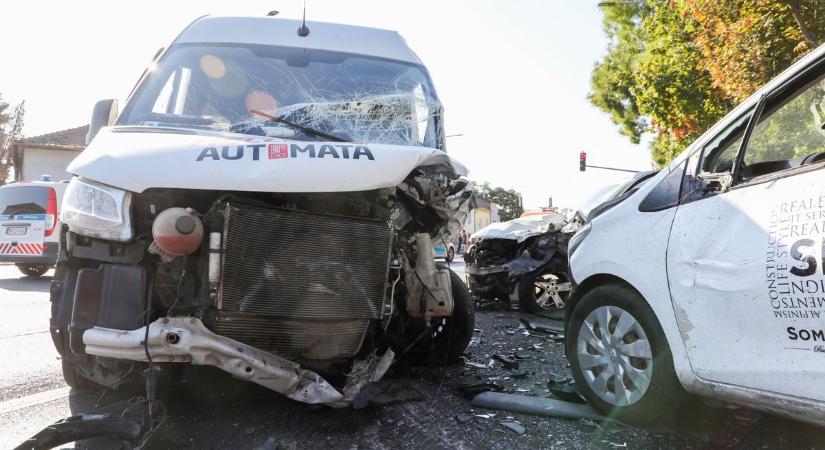 Rosszul lett a sofőr, szembe hajtott a forgalommal Miskolcon - képekkel