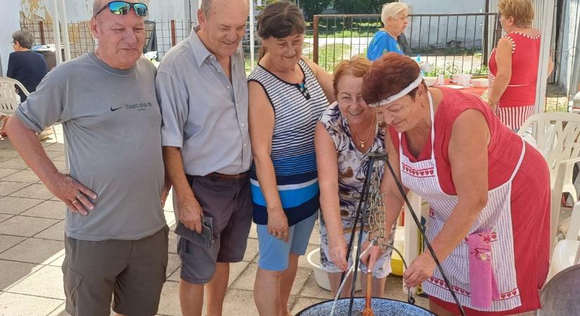 Rotyogott a káposzta: a Kaposfüredi Nyugdíjas Egyesület már harmadszor szervezett főzőversenyt