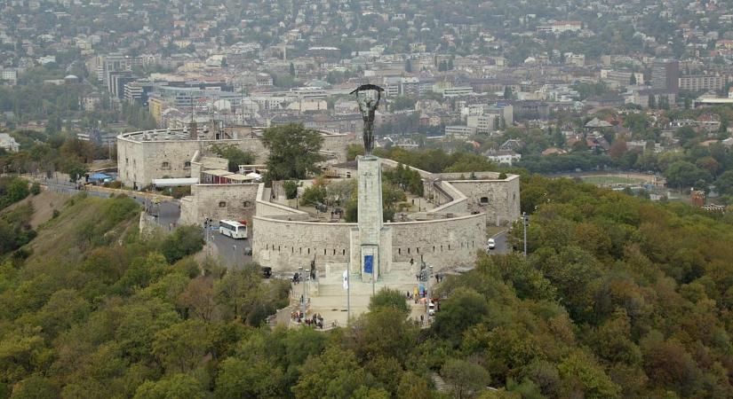 Egyre nagyobb a botrány Szabadság-szobor körül: kell vagy nem kell a kereszt?