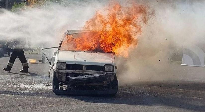 Kigyulladt autóhoz riasztották a debreceni tűzoltókat