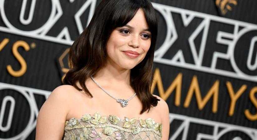 Jenna Ortega kábítóan festett a félig átlátszó ruhájában a Beetlejuice 2 fotózásán