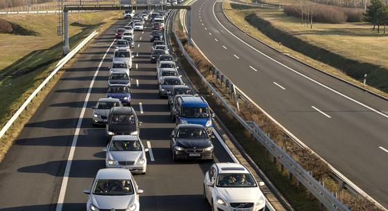 Karambol miatt 5 kilométeres a dugó Hegyeshalom felé a M1-en