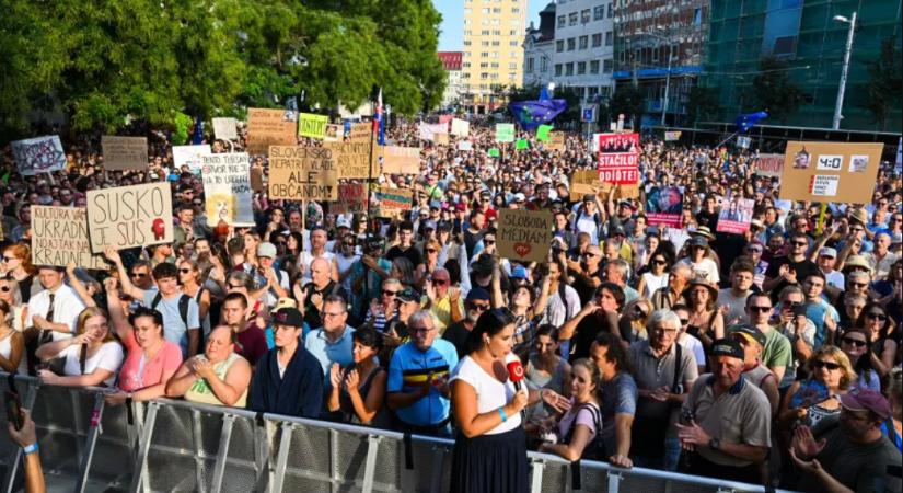 Kormányellenes tüntetést tartottak liberális ellenzéki pártok Pozsonyban