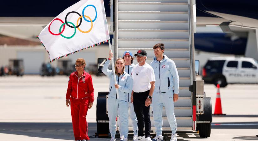 Megérkezett az olimpiai zászló Los Angelesbe