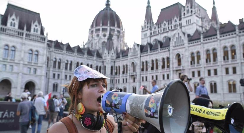 Kormányellenes tüntetést tartottak liberális ellenzéki pártok