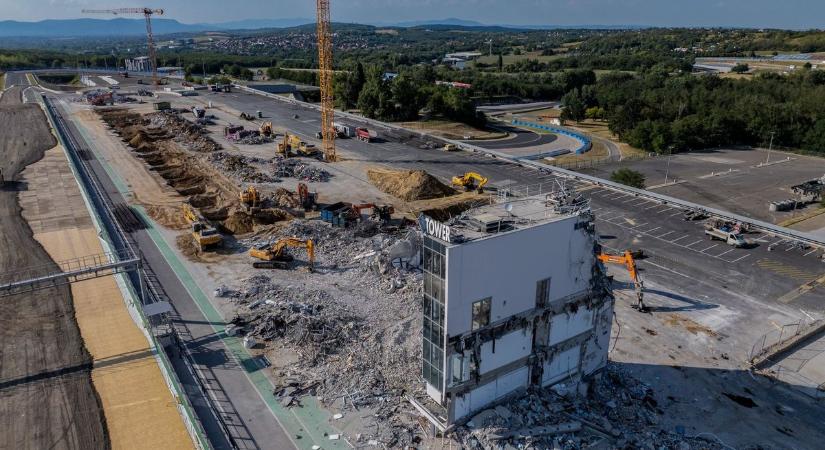 Fotókat osztottak meg a földig rombolt Hungaroringről