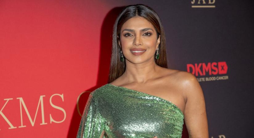 Priyanka Chopra meztelenruhában lépett a vörös szőnyegre, elképesztően festett