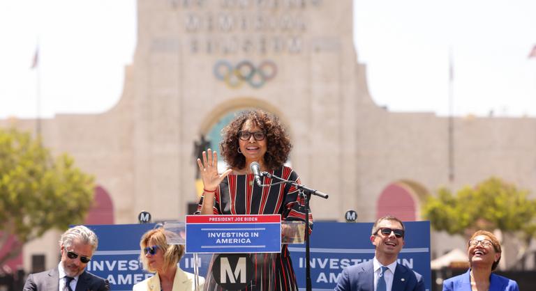 Megérkezett Los Angelesbe az olimpiai zászló, a polgármester a tervekről beszélt