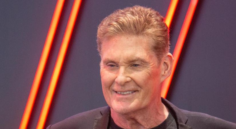 Megszületett! A 72 éves David Hasselhoff örömkönnyekben kitörve szorítja magához a picit (fotó)