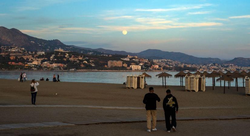 Versengenek az első sorért a turisták a spanyol tengerpartokon  videó