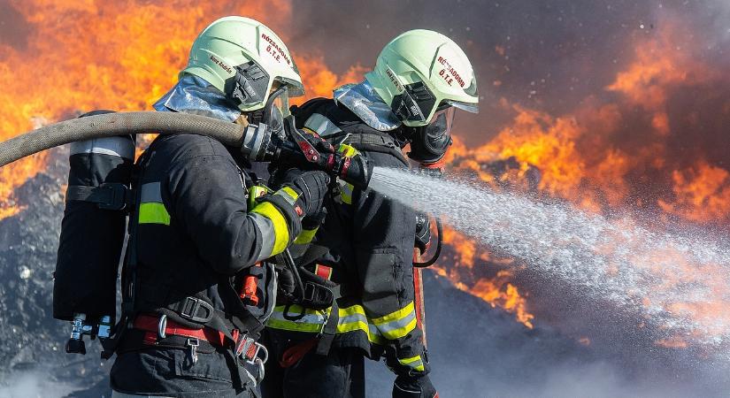 Felcsaptak a lángok Ferihegy mellett, nagy erőkkel vonult ki a tűzoltóság