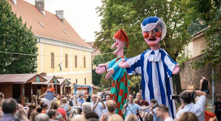 A történelem és a művészet randevúja Pécsett, Gyerekligettel