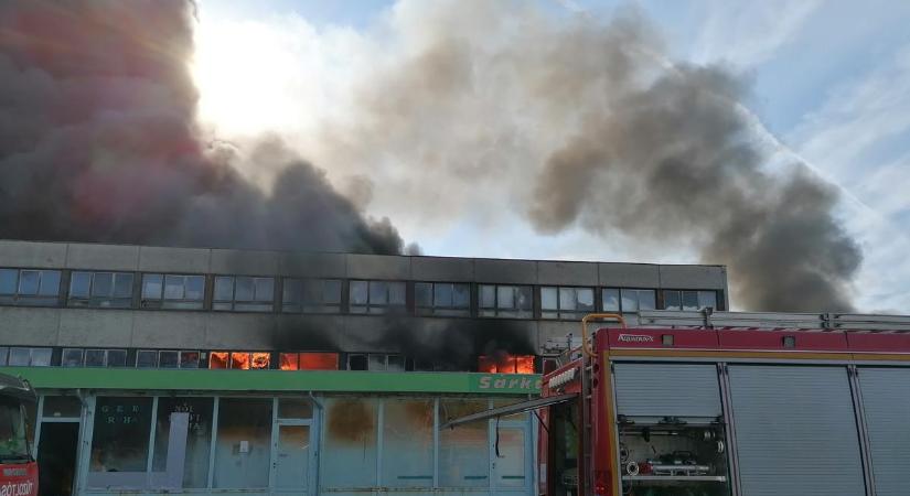 Pokoli tűz pusztított Nyíregyházán: mutatjuk, mi maradt meg a raktárból