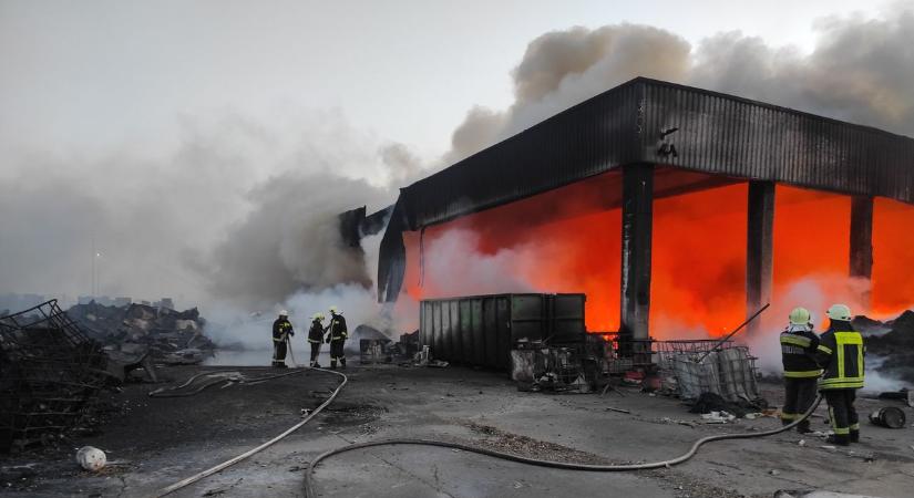 Eloltották a tüzet Karcagon: több mint egy napig küzdöttek a tűzoltók