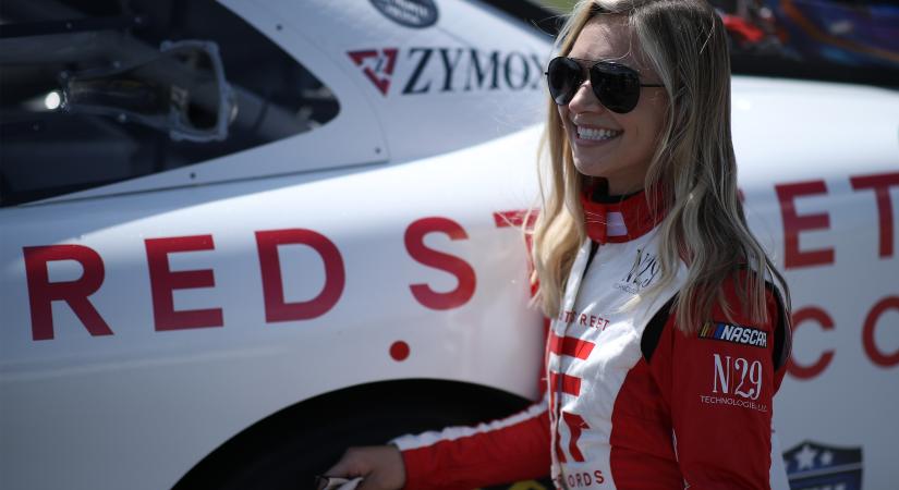 NASCAR: Babát vár Natalie Decker