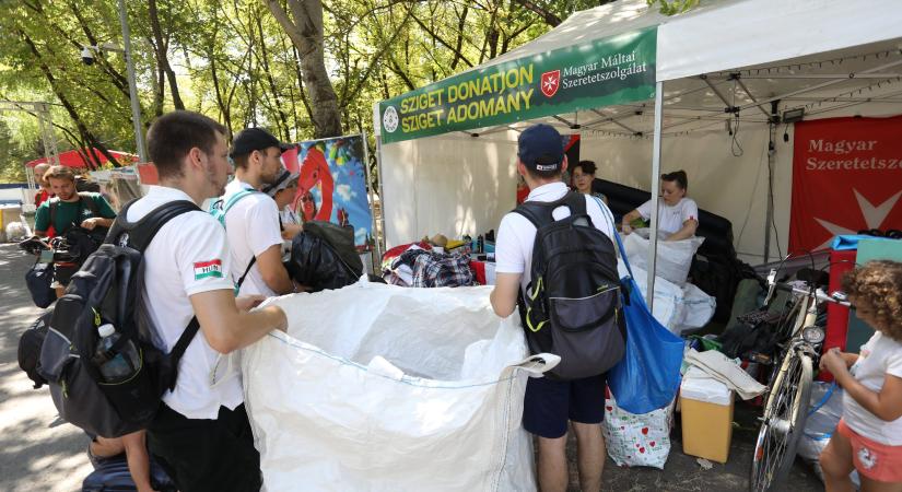 Idén a szakadt sátrakat is begyűjtötte a Szigetről a Máltai Szeretetszolgálat