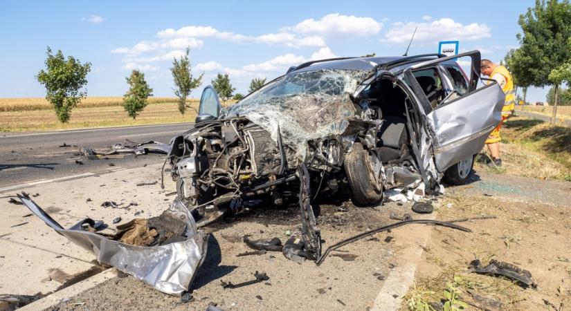 Halott sofőr ölt meg két embert Bajánál, elárvult fiuk siratja őket