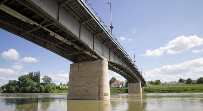 Baj van az egyik forgalmas Tisza-híddal, teljes útzár lesz hétfő éjszaka