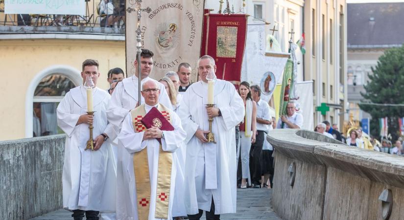 A Magyar Szent Család ereklyéinek körmenetével és fogadalmi szentmisével készül a fehérvári egyházmegye is Szent István ünnepére (galéria)