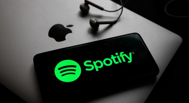 Az Apple végre beadta a derekát a Spotifynak, de azért odaszúrt neki