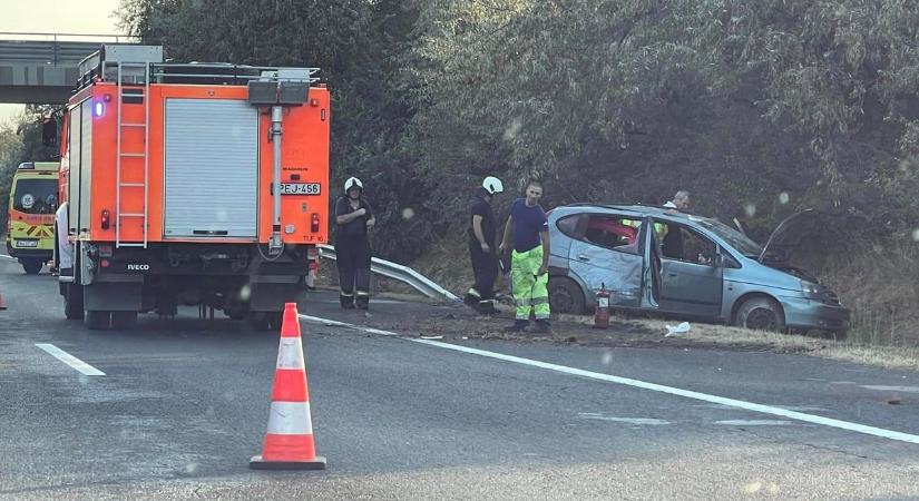 M7: Hatalmas baleset, mentő is érkezett! (helyszíni fotó!)