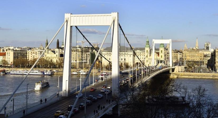 Bulizókat sodort a Dunába a vihar az Erzsébet hídnál