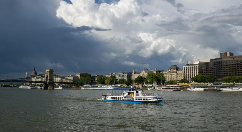 Bulizókat sodort a Dunába a csapadékvíz Budapestnél