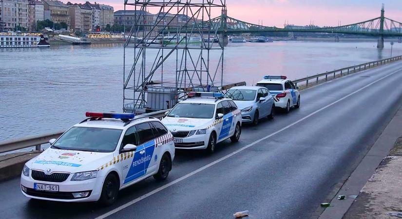 Bulizó fiatalokat sodort a Dunába a kizúduló csapadékvíz az Erzsébet hídnál, három embert kerestek a rendőrök