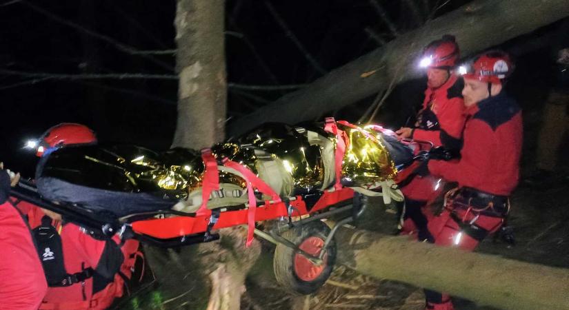 Rosszul lett egy 17 éves fiú a hegyekben, hajnalig tartott a mentőakció