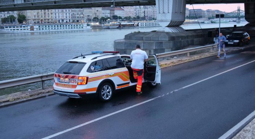 Bulizókat sodort a Dunába az Ördög-árokból kizúduló csapadékvíz az Erzsébet hídnál