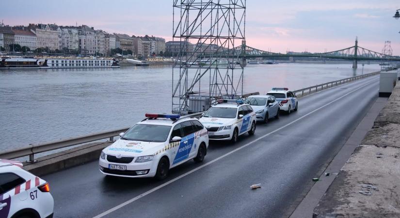 Bulizókat sodort a Dunába egy kifolyóból kizúduló csapadékvíz az Erzsébet hídnál