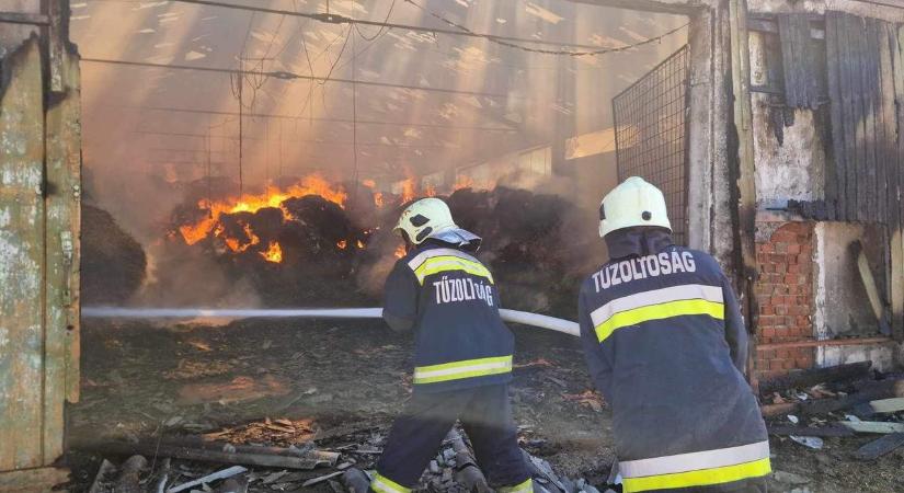 Több mint kétszáz bála lángolt a tiszajenői csarnoktűzben