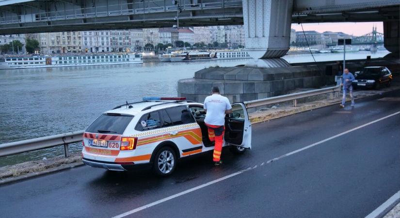 Bulizókat sodort a Dunába az esővíz az Erzsébet hídnál, nyomoz a rendőrség