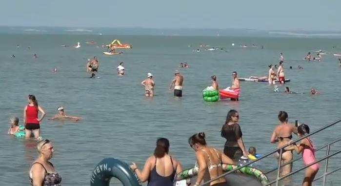 Megteltek a balatoni strandok, szállodák, magánszálláshelyek és vendéglátóhelyek is