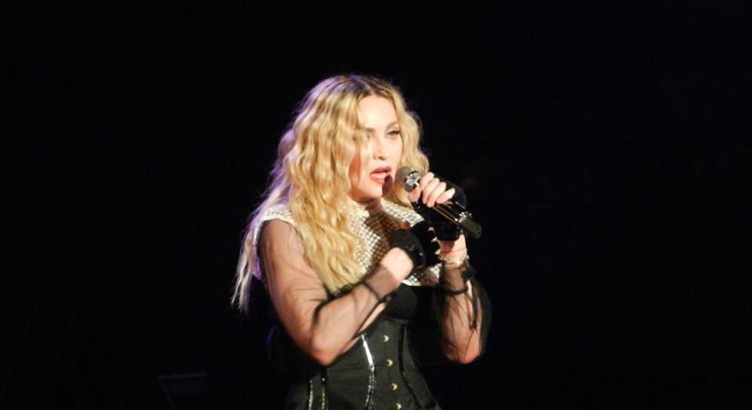 Paparazzi fotókon a 66 éves Madonna! Egy 28 éves sráccal kapták le a dívát