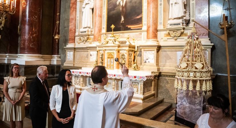 Felszentelték a hajdúnánási aratókoszorút a Bazilikában, a leköszönő alpolgármester is elkísérte az alkotást