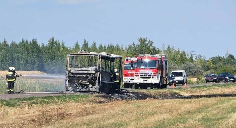 Busz gyulladt ki Tarnaörsnél