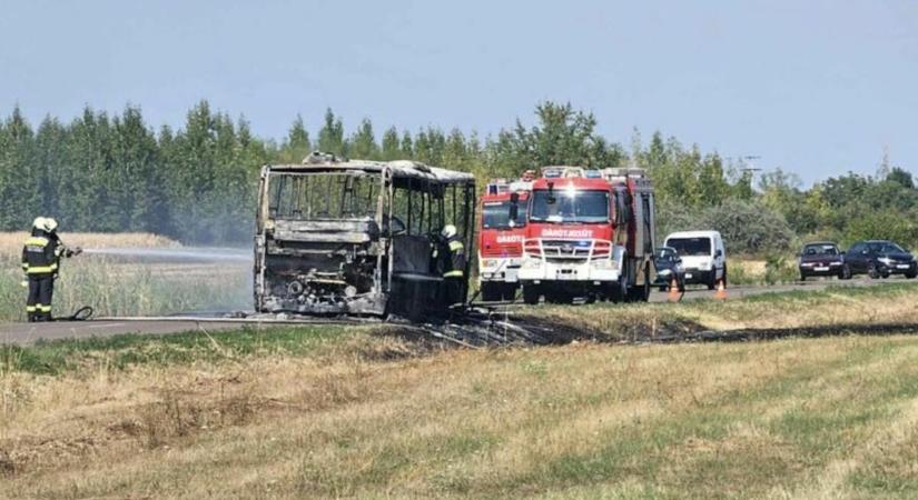 Most érkezett! Munkásokat szállító busz gyulladt ki Tarnaörs határában