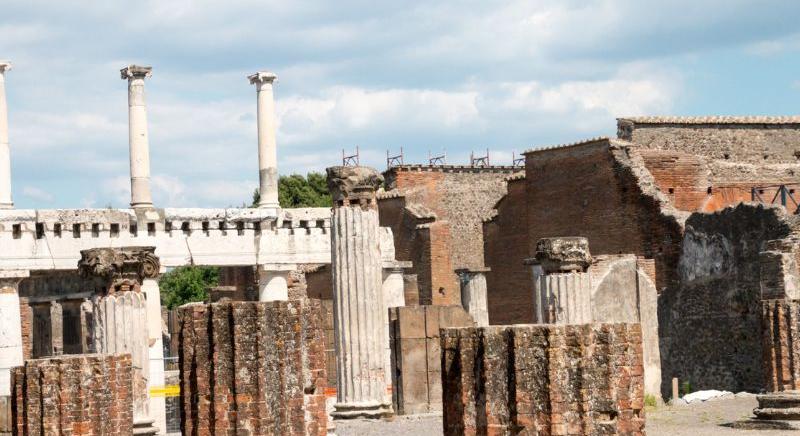 A Pompei Vesta-szüzek házának falába véste egy turista nevének kezdőbetűjét