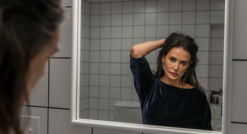 A szer című testhorror új előzetesében Demi Moore már szabadulna a mesterséges fiatalságtól