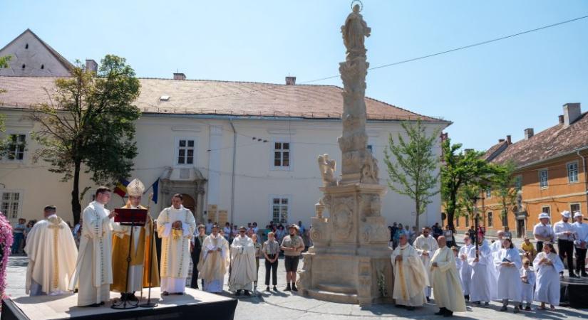 Felszentelték Kolozsváron a visszaállított Mária-oszlopot