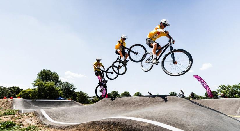 Bringások, gördeszkások és rollerezők lepték el a mohácsi sportcsarnok tőszomszédságát