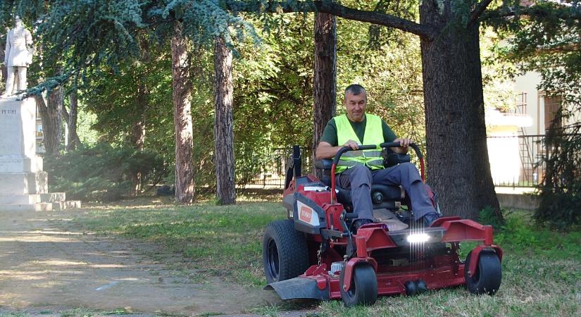 Elektromos fűnyírótraktort tesztelt a Városgondozás