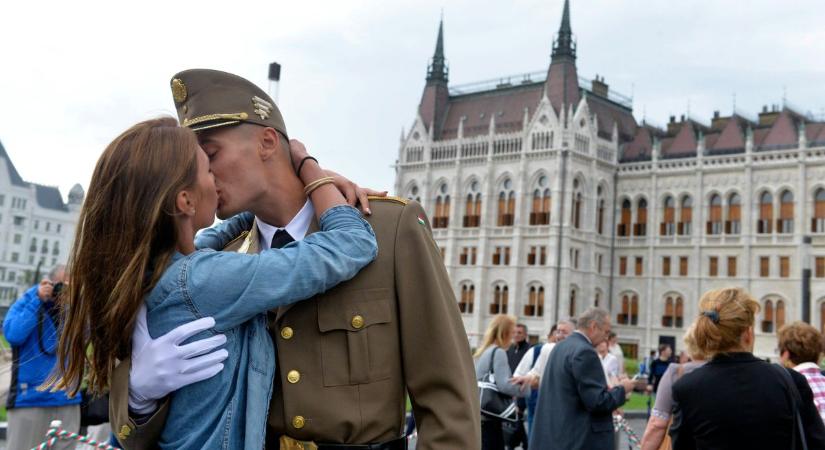 Szent István-nap: a tisztavatás után légi parádét tart a Parlamentnél a Magyar Honvédség